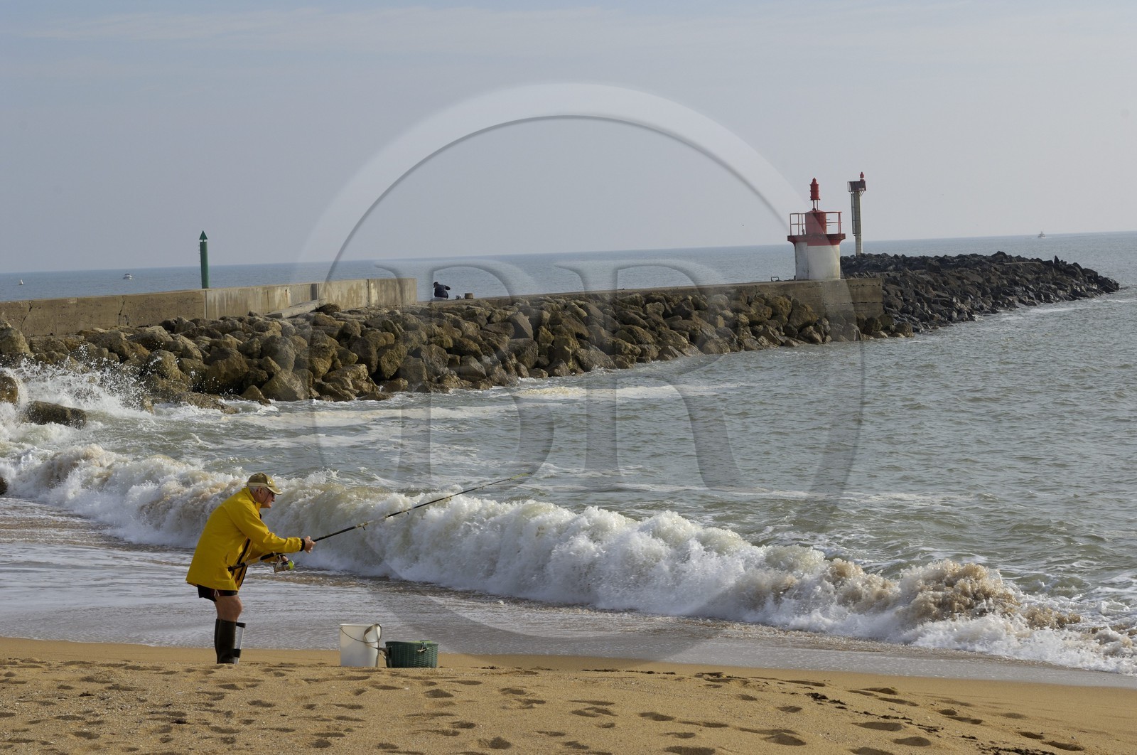 France, Charente-Maritime (17), Ile d'Oléron, pêcheur sur la plage de la Cotinière