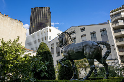 France, Paris (75), le musée du sculpteur Antoine Bourdelle, sculpture du cheval sans selle (bronze) dans le jardin sur rue et la Tour Montparnasse en arrière plan