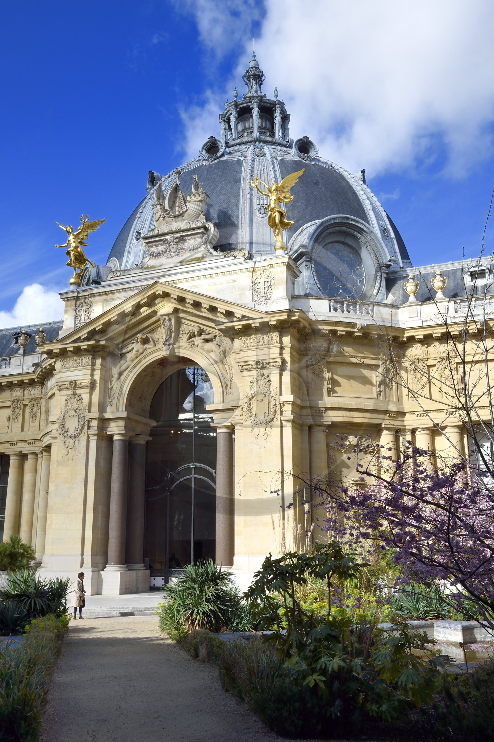 France, Paris (75), Le Petit Palais, construit à l'occasion de l'Exposition universelle de 1900 par l'architecte Charles Girault, la coupole de l'entrée principale vue depuis les jardins