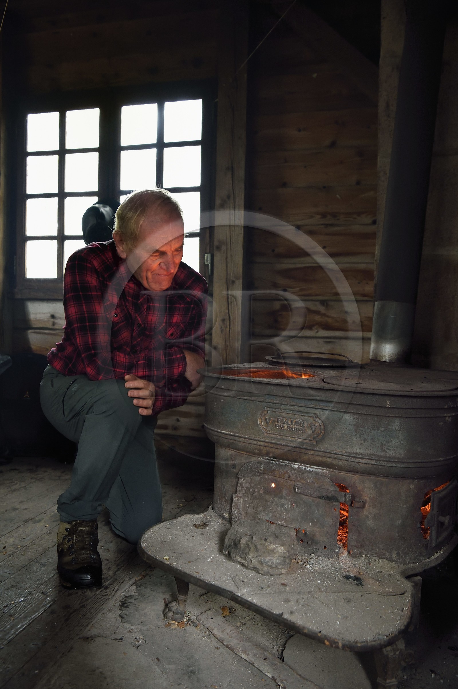 France, Vosges (88), Parc naturel régional des ballons des Vosges, Saint-Maurice-sur-Moselle, le chalet des cretes, un abri en rondins de bois bati par les forestiers et ouvert aux randonneurs qui peuvent se réchauffer autour du poele, Robert Jacquot président de la section du club vosgien de Remiremont