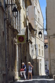 France, Bouches-du-Rhône (13), Arles, rue Balze dans la vieille ville