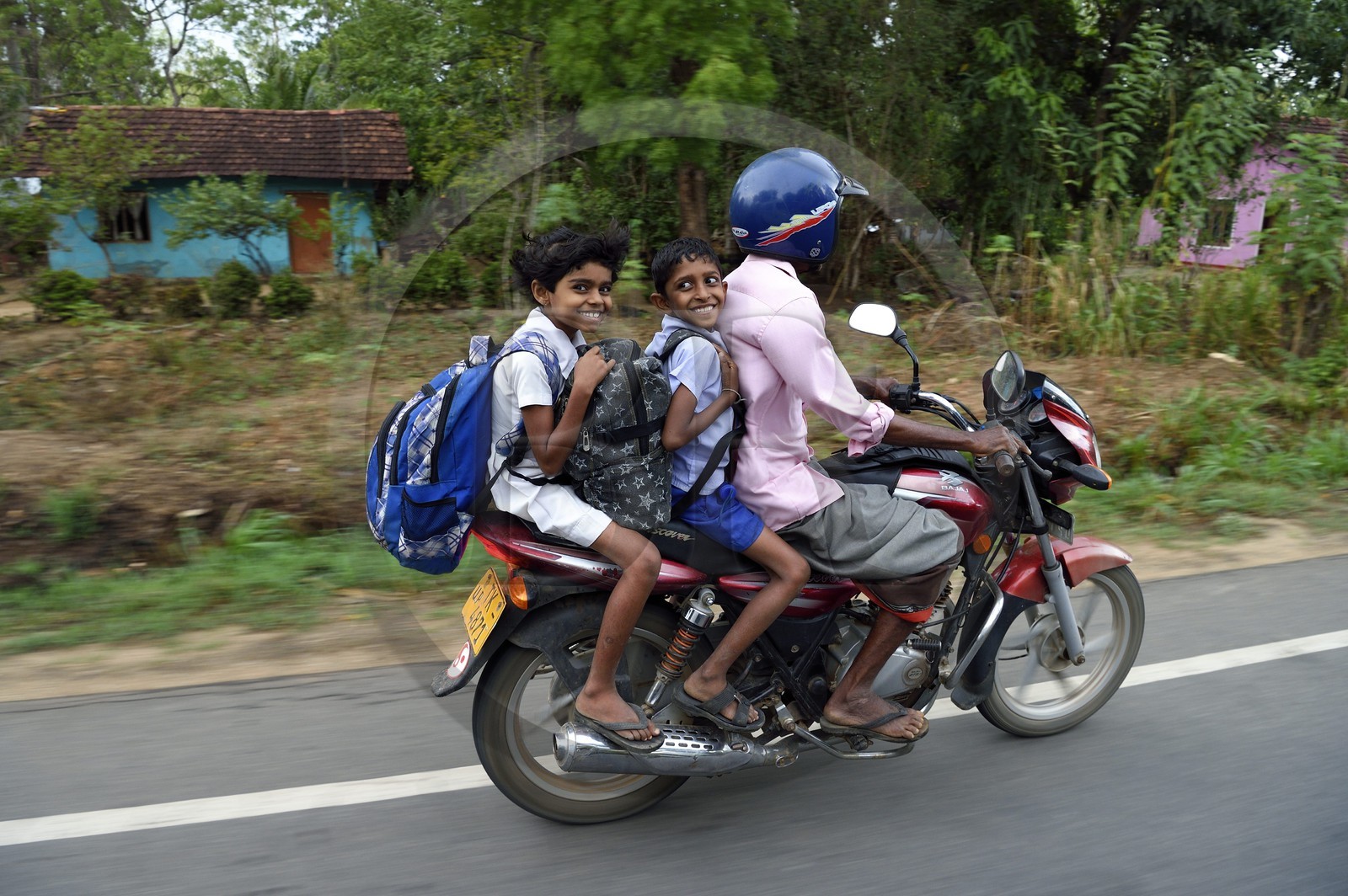 Sri Lanka, province d'Uva, Buduruwagala, retour d'école à moto
