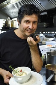 France, Var (83), Aups, restaurant Le Provençal, recette à base de truffes, cappuccino de champignons à la truffe d'été et le chef Claude Archier