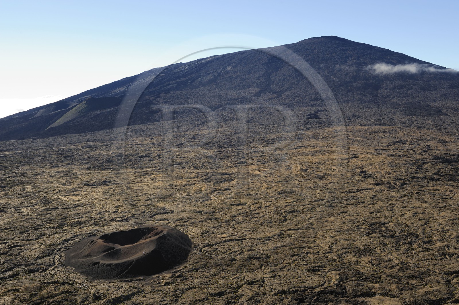 France, île de la Réunion, volcan du Piton de la Fournaise, classé Patrimoine Mondial de l'UNESCO, le cratère Formica Léo au premier plan et le cratère Dolomieu dans l'Enclos