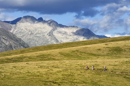 France, Hautes-Pyrénées (65), Saint-Lary-Soulan et Vielle-Aure, randonnée sur une variante du GR10 entre le col de Portet et les lacs de Bastan en bordure de la réserve naturelle de Néouvielle en arrière plan