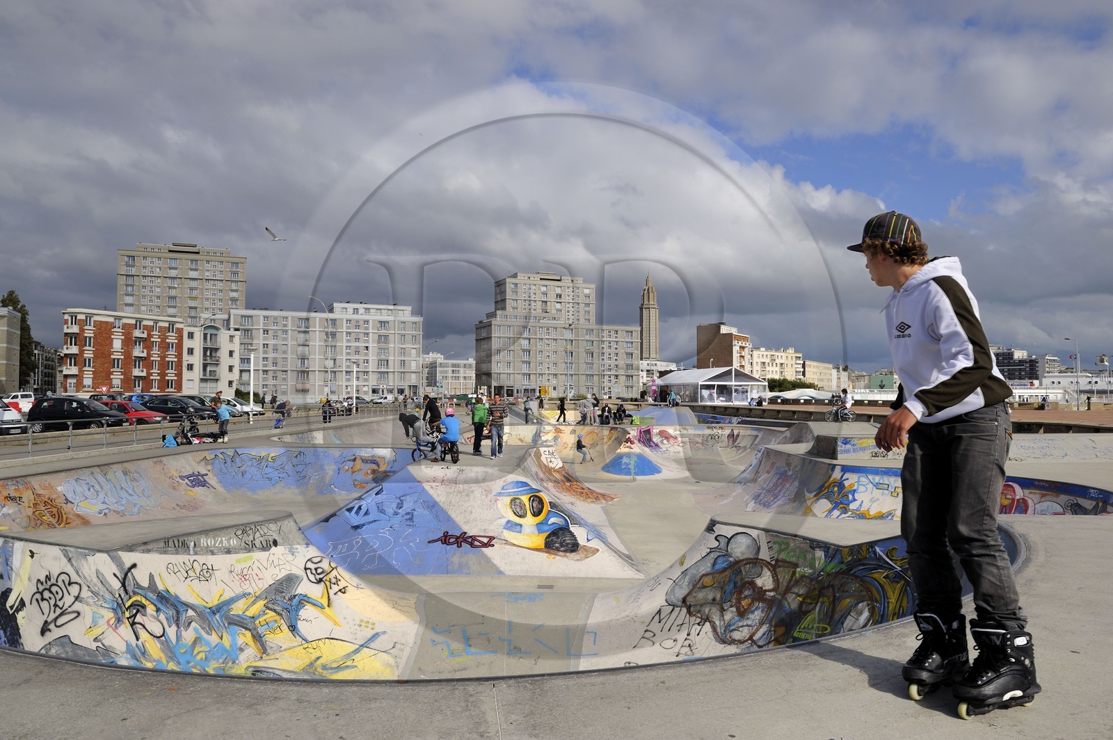 France, Seine-Maritime (76), Le Havre, Centre-ville reconstruit du Havre par Auguste Perret classé Patrimoine Mondial de l'UNESCO, le Skate park sur la plage, immeubles Perret de la Porte Océane et la Tour Lanterne de l'église Saint-Joseph en arrière plan