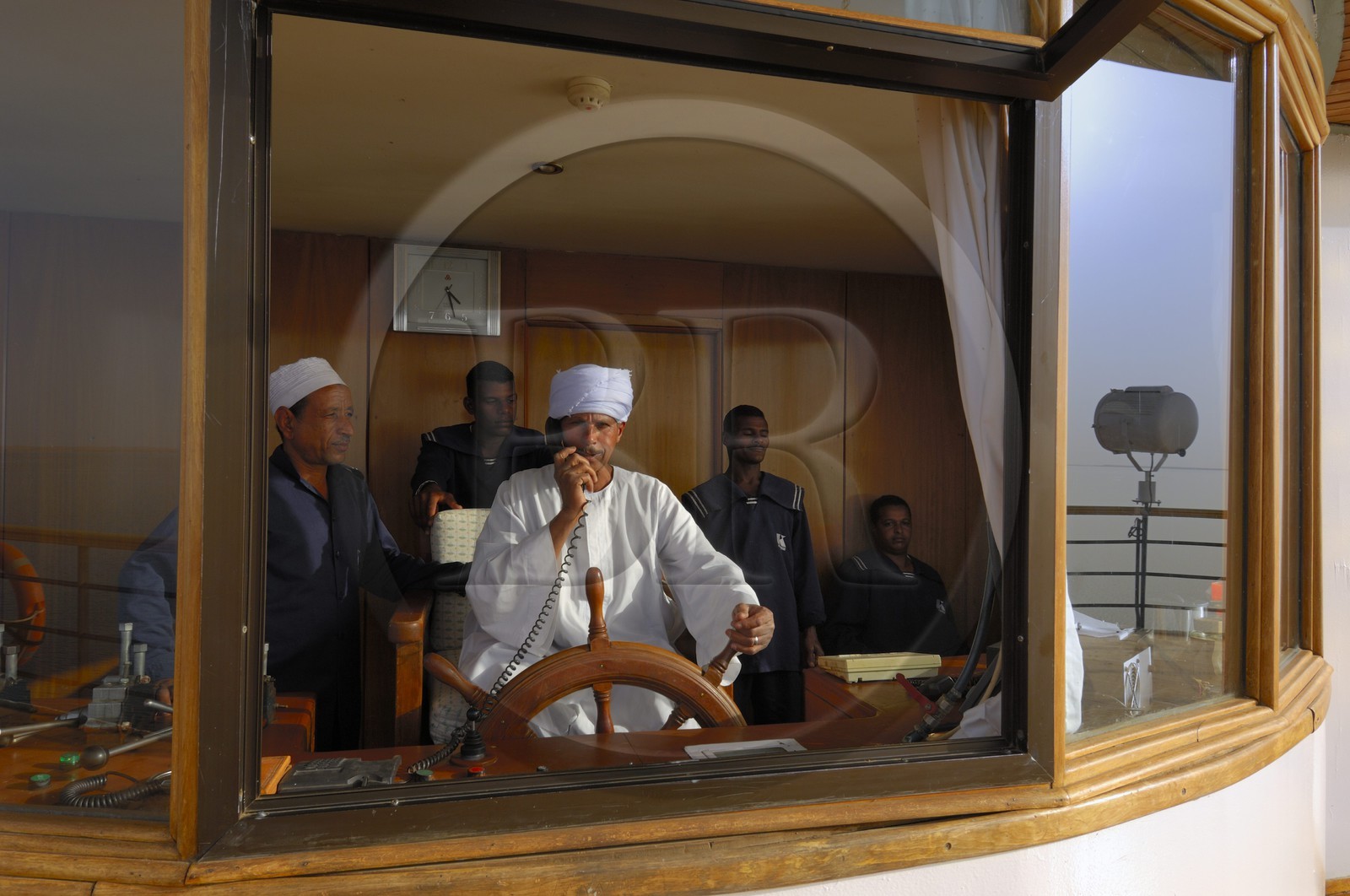 Egypte, Haute Egypte, Nubie, Lac Nasser, croisière sur le lac à bord du bateau Qasr Ibrim, la cabine de pilotage et le capitaine