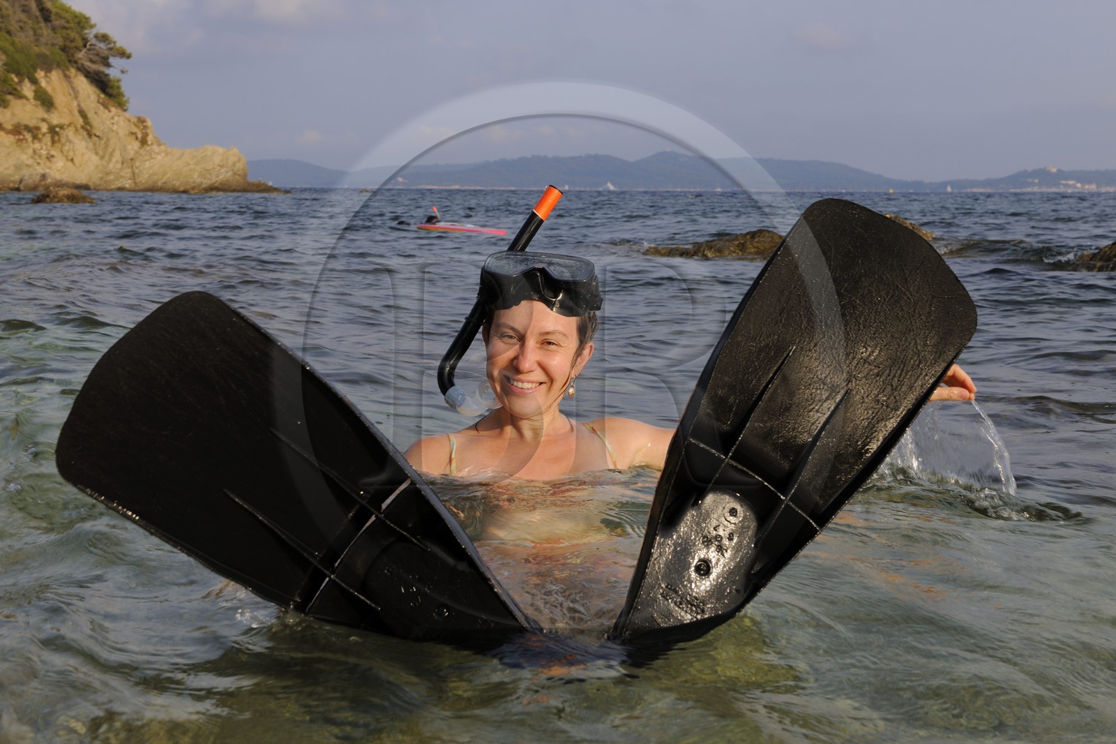France, Var (83), presqu'île de Giens, jeux d'eau dans une crique de la côte vers la Tour Fondue avec l'île de Porquerolles en arrière plan