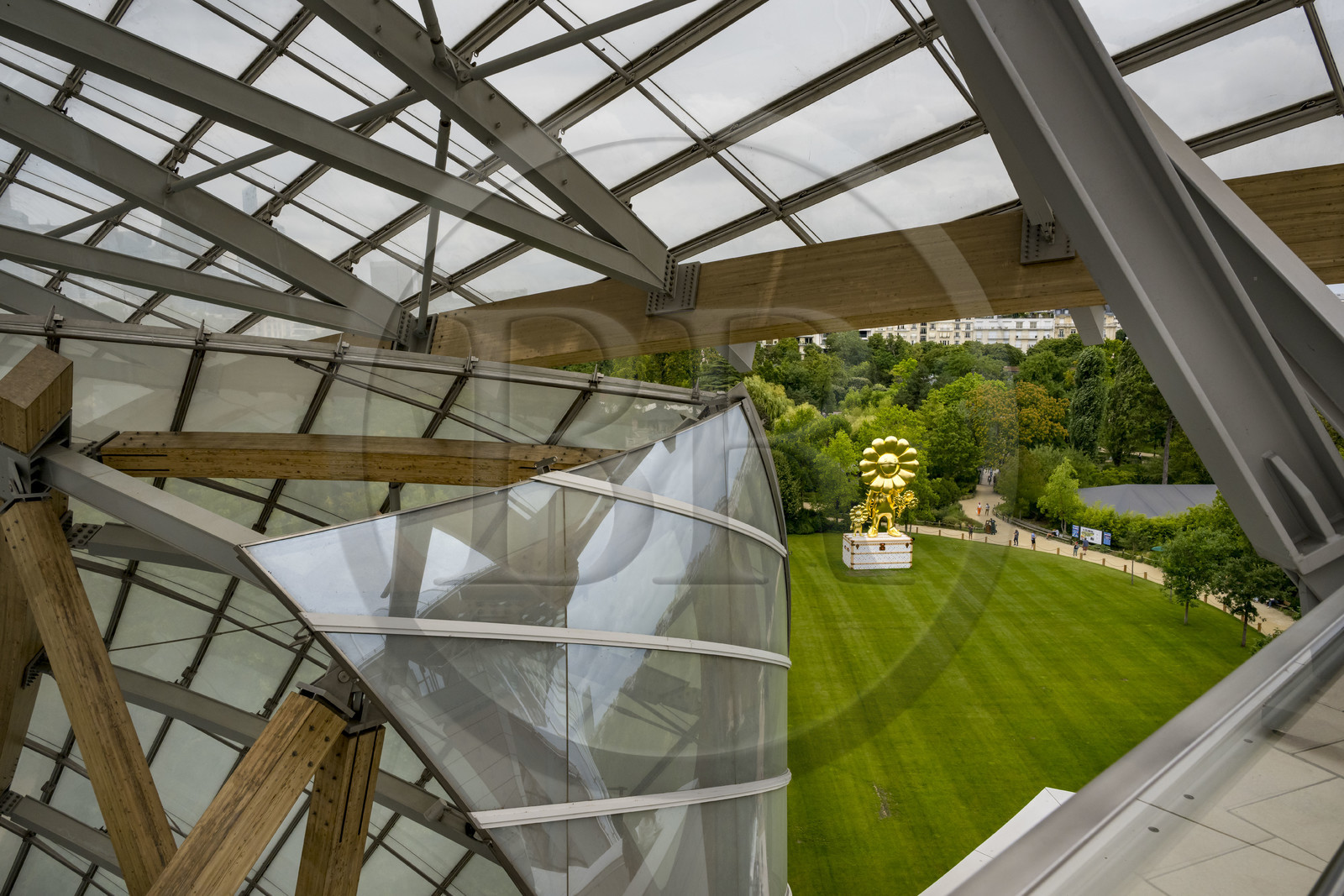 France, Paris (75), Bois de Boulogne, a sculpture The Flower parent and the child de l'artiste Takashi Murakami en collaboration avec Louis Vuitton au Jardin d’acclimatation