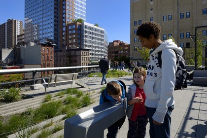 Etats-Unis, New York, Manhattan, Meatpacking district (Gansevoort Market), le High Line Park est une ancienne voie-ferrée aérienne partiellement réhabilitée en parc urbain suspendu, fontaine à eau