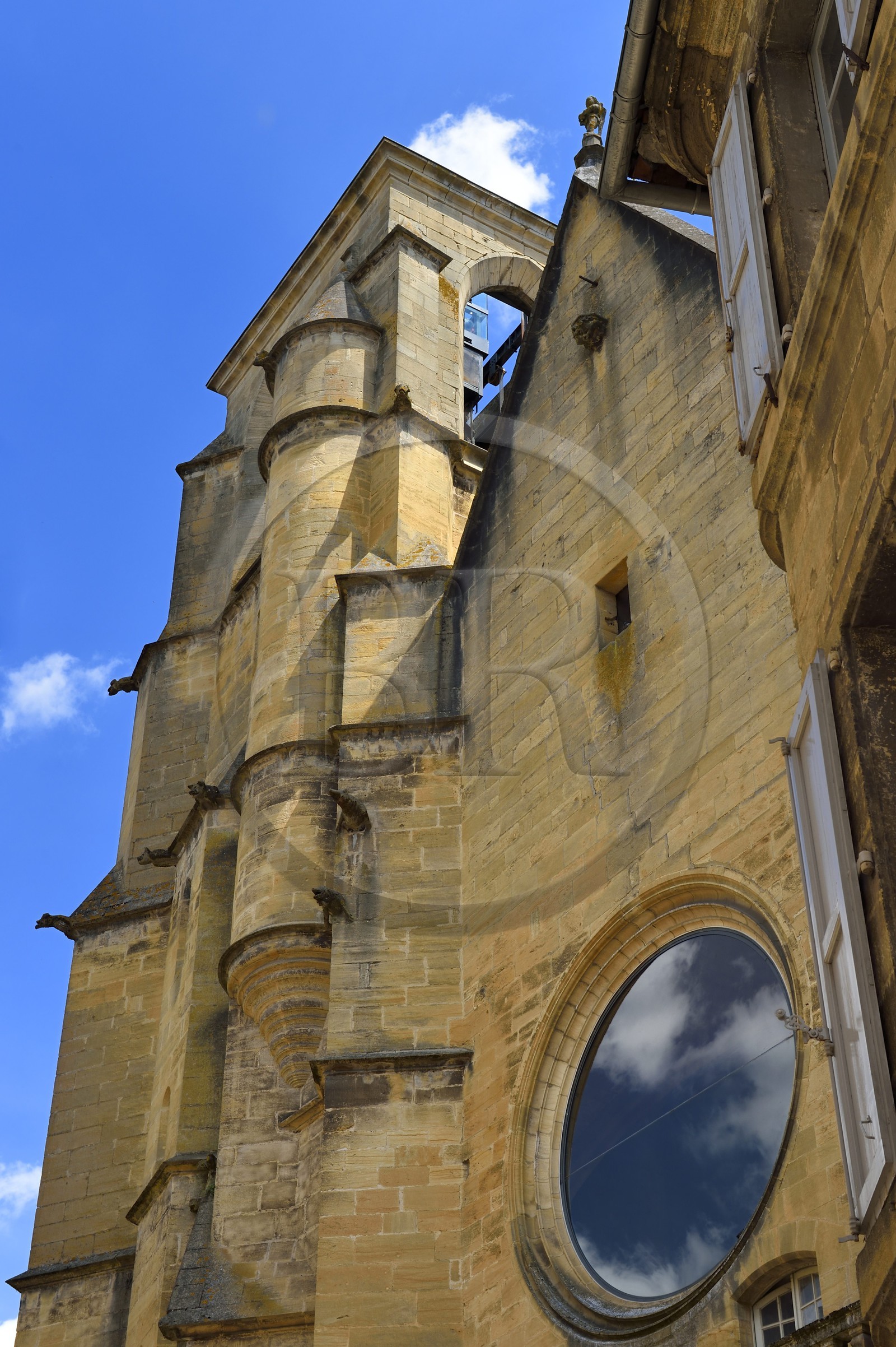 France, Dordogne (24), Périgord Noir, vallée de la Dordogne, Sarlat-la-Canéda, ascenseur dans le clocher de l'église Sainte-Marie reconvertie en marché couvert et espace culturel par l'architecte Jean Nouvel, Architecte Jean Nouvel, Mention obligatoire