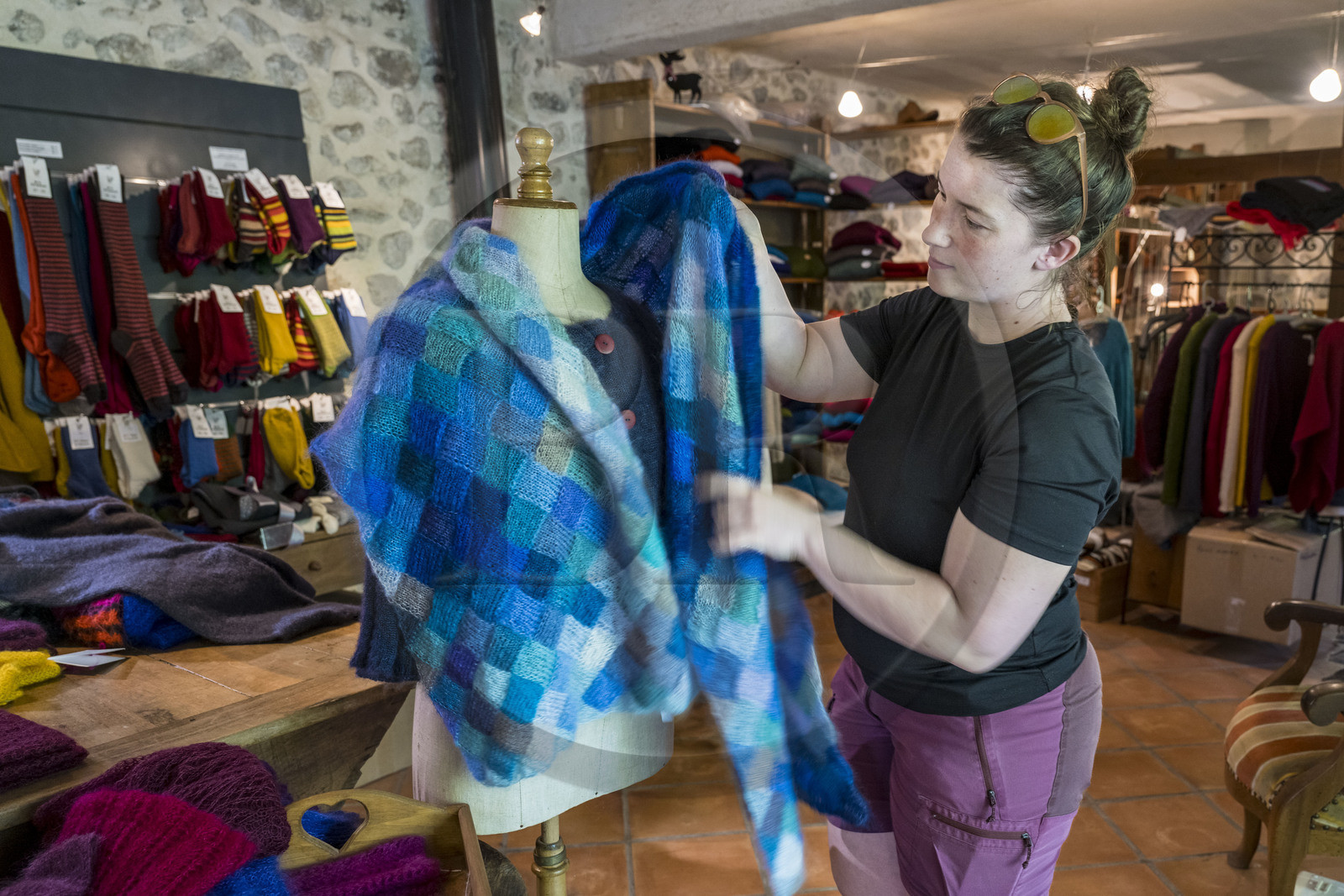 France, Drôme (26), parc naturel régional des Baronnies provençales, Saint-Sauveur-Gouvernet, ferme Mohair du Moulin dans la vallée de l’Ennuye, élevage de chèvres angora, Isabelle Aubert dans sa boutique ferme