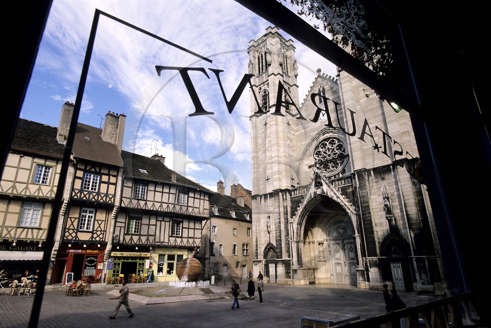 France, Saône-et-Loire (71), Chalon-sur-Saône, cathédrale Saint-Vincent se reflétant dans la vitrine d'un restaurant