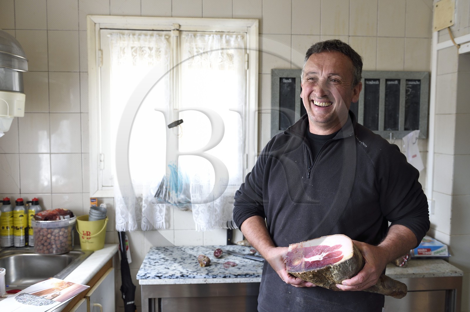 France, Corse-du-Sud (2A), Vallée du Prunelli, Bastelica, Pascal Valentini qui fabrique sa propre charcuterie et gère l'hotel-restaurant Chez Paul