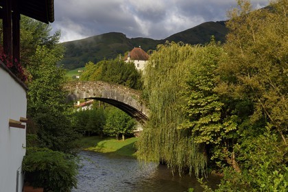 France, Pyrenees Atlantiques, Basque Country, Saint Etienne de Baigorry, the so called Roman bridge built in 1661 over the Nive river and the castle of Etxauz in the background