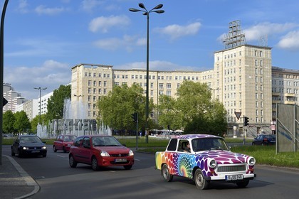 Allemagne, Berlin, la Karl-Marx Allee est la plus grande artère du pays menant d'Alexanderplatz à Frankfurter Tor et le régime communiste y faisait défiler son armée chaque année, voiture Trabant relookée