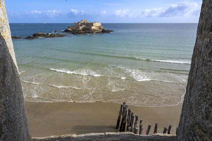 France, Ille et Vilaine, Cote d'Emeraude (Emerald Coast), Saint Malo, Fort National designed by Vauban and built by Garangeau in the 17th century seen from the top of the ramparts and the Eventail Beach in the foreground