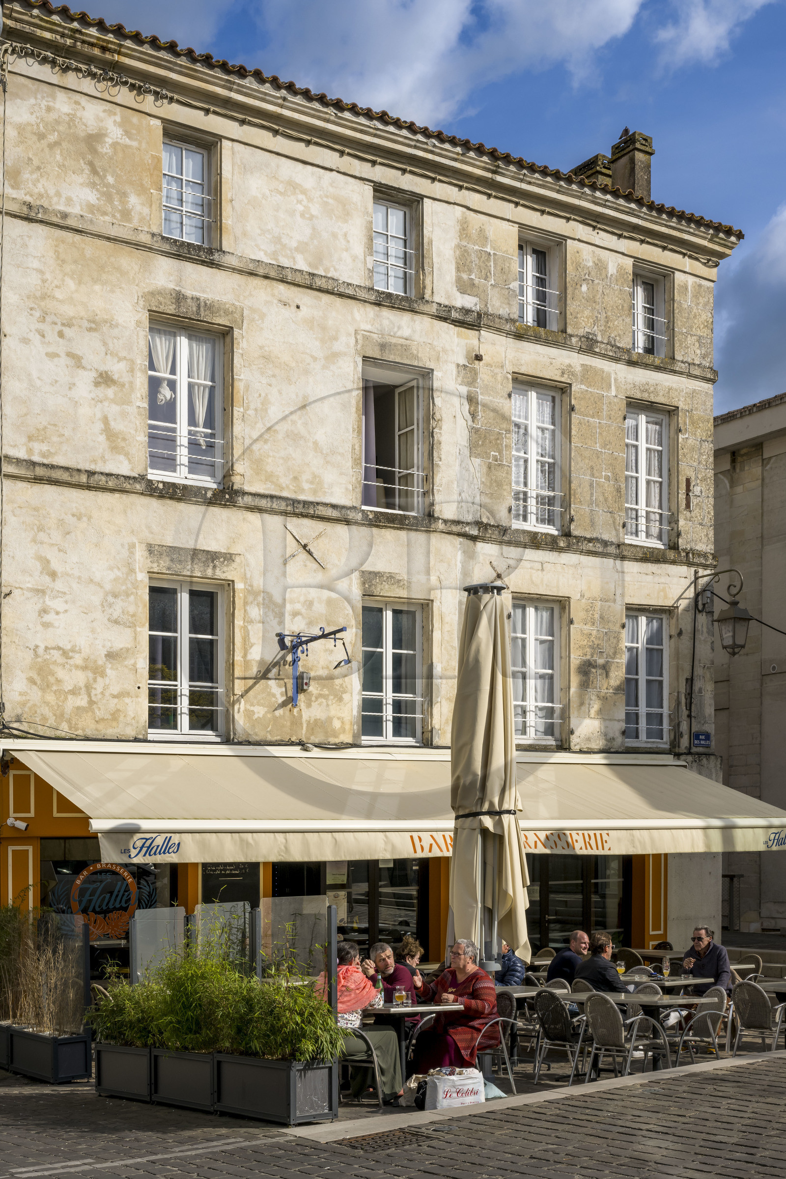 France, Vendée (85), Fontenay-le-Comte, brasserie des Halles sur la place devant les halles