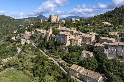 France, Drôme (26), parc naturel régional des Baronnies provençales, Montbrun-les-Bains, labellisé Les Plus Beaux Villages de France, le village et le château Renaissance des Dupuy-Montbrun (vue aérienne)