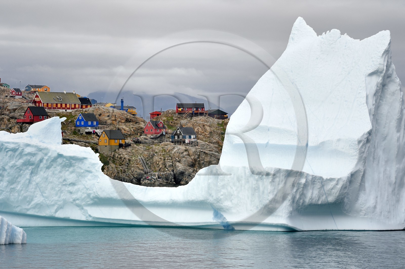 Groenland, cote ouest, Uummannaq, iceberg devant la ville