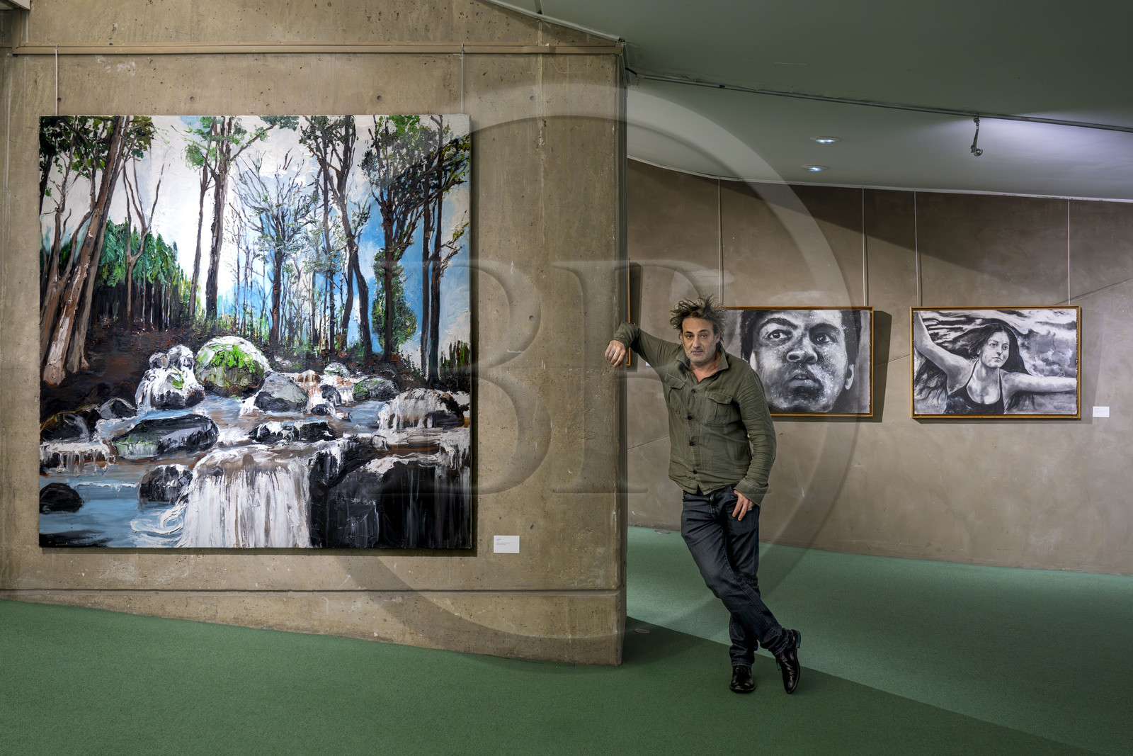 France, Paris (75), place du Colonel Fabien, immeuble du parti communiste français de l'architecte Oscar Niemeyer, vernissage de l'exposition Odyssée de l'artiste Fred Kleinberg à l'Espace Niemeyer