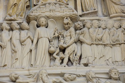 France, Paris (75), île de la Cité, la cathédrale Notre-Dame, portail du Jugement dernier, Saint-Michel pèse les âmes et un démon se met sur le plateau de la balance pour la faire pencher du côté de l’enfer
