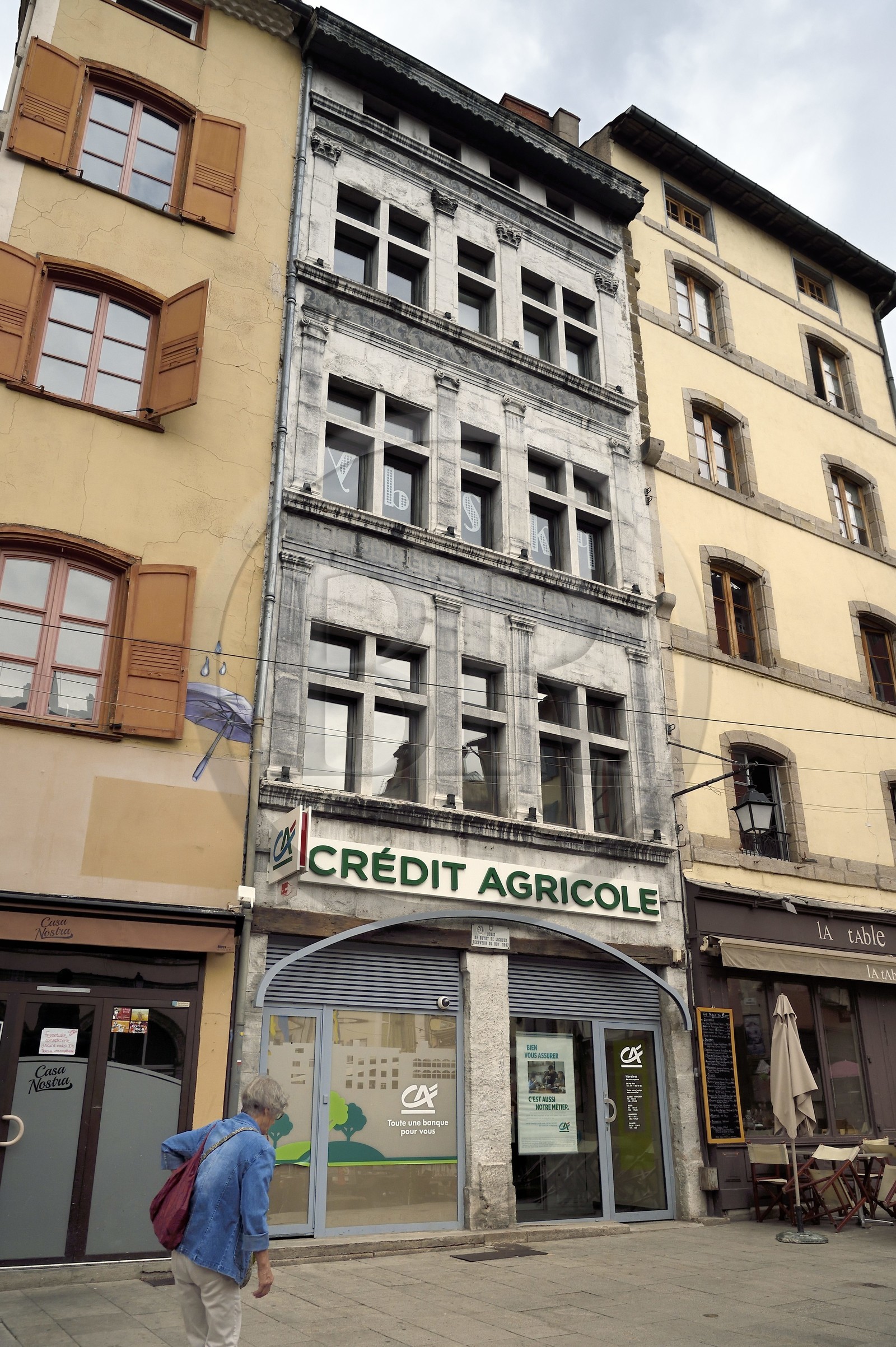 France, Haute-Loire (43), Le Puy-en-Velay, étape classée Patrimoine Mondial de l'UNESCO dans le cadre des chemins de Compostelle, place du Plot, Logis de Guyot de Licques, receveur du Roy (1597), abrite aujourd'hui une agence du Crédit Agricole