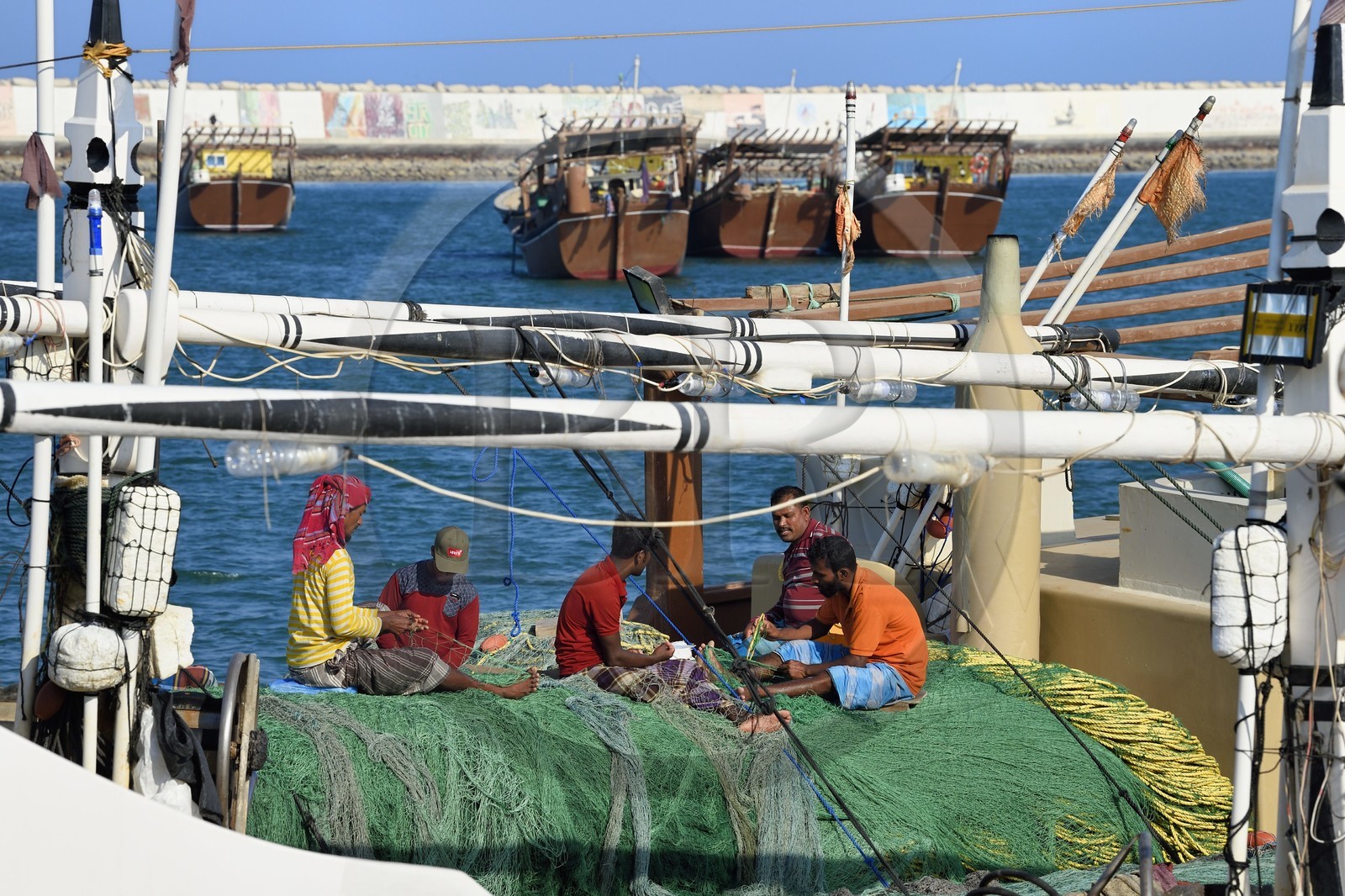 Sultanat d'Oman, gouvernorat de Ash Sharqiyah, port moderne de Sour, pêcheurs sur un boutre