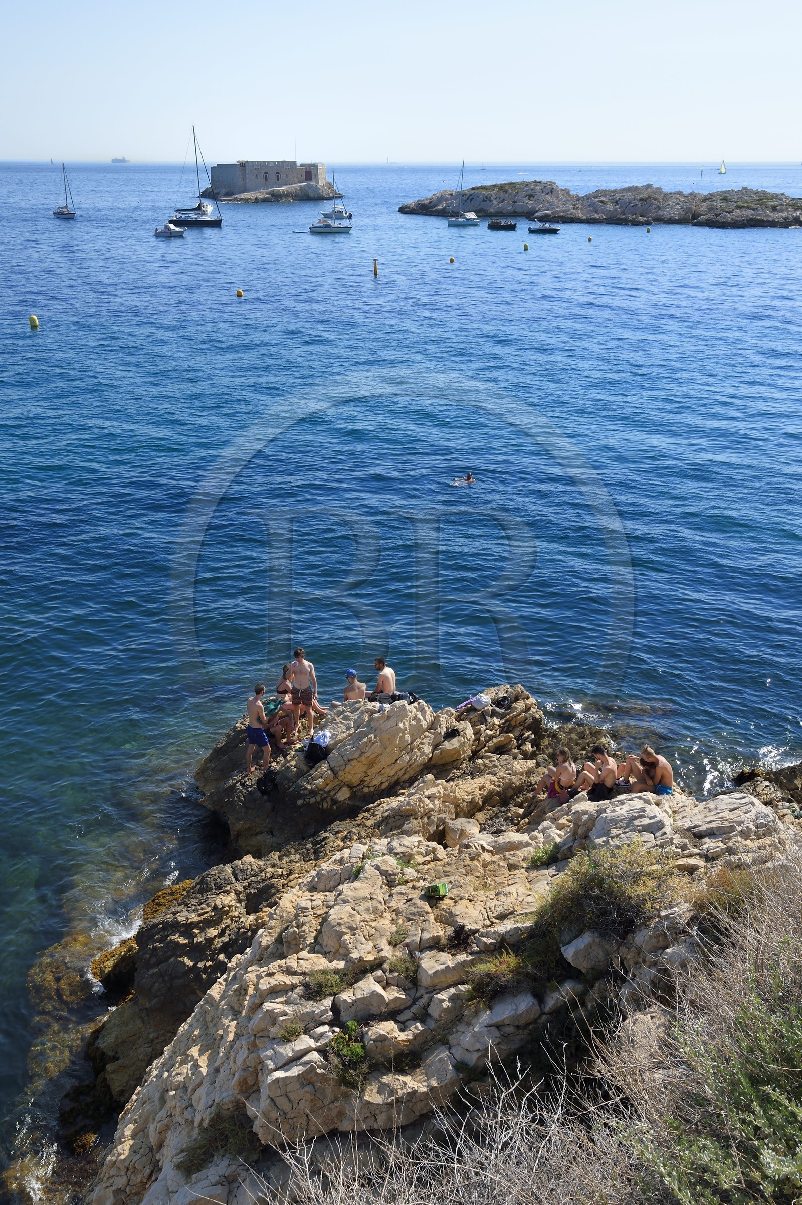 France, Bouches-du-Rhône (13), Marseille, quartier d'Endoume, Malmousque, baigneurs sur un rocher et le petit fort de l'Ile Degaby
