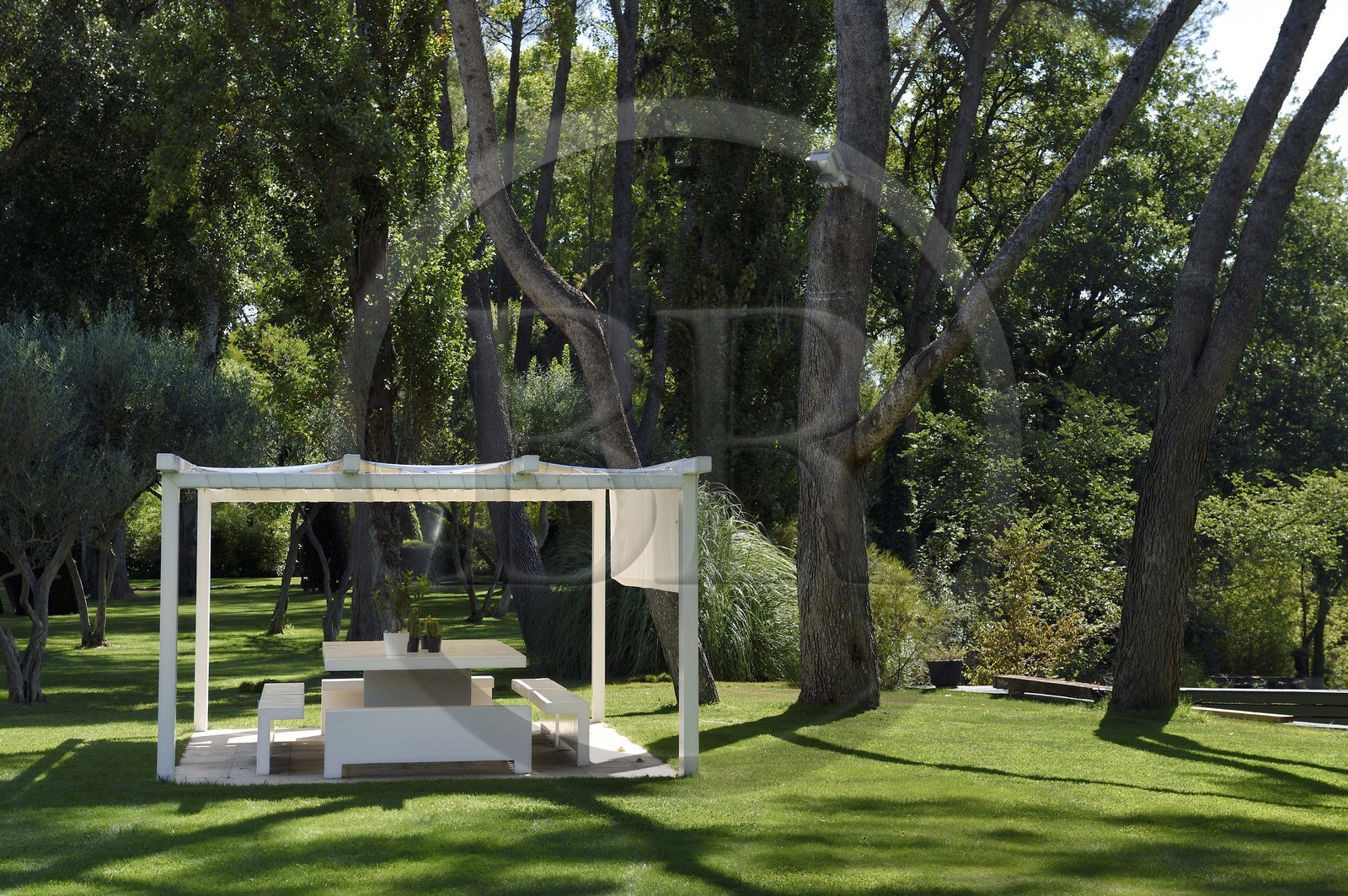 France, Var (83), Le Muy, Fondation Bernar Venet, mobilier de jardin par Venet