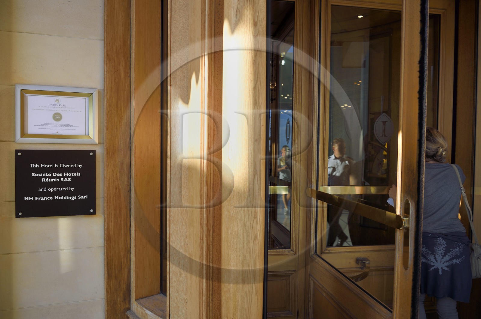 France, Alpes-Maritimes (06), Cannes, porte tambour du Carlton sur le boulevard de la Croisette