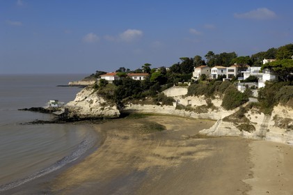 France, Charente-Maritime (17), Meschers-sur-Gironde, carrelets sur la plage de Cadet