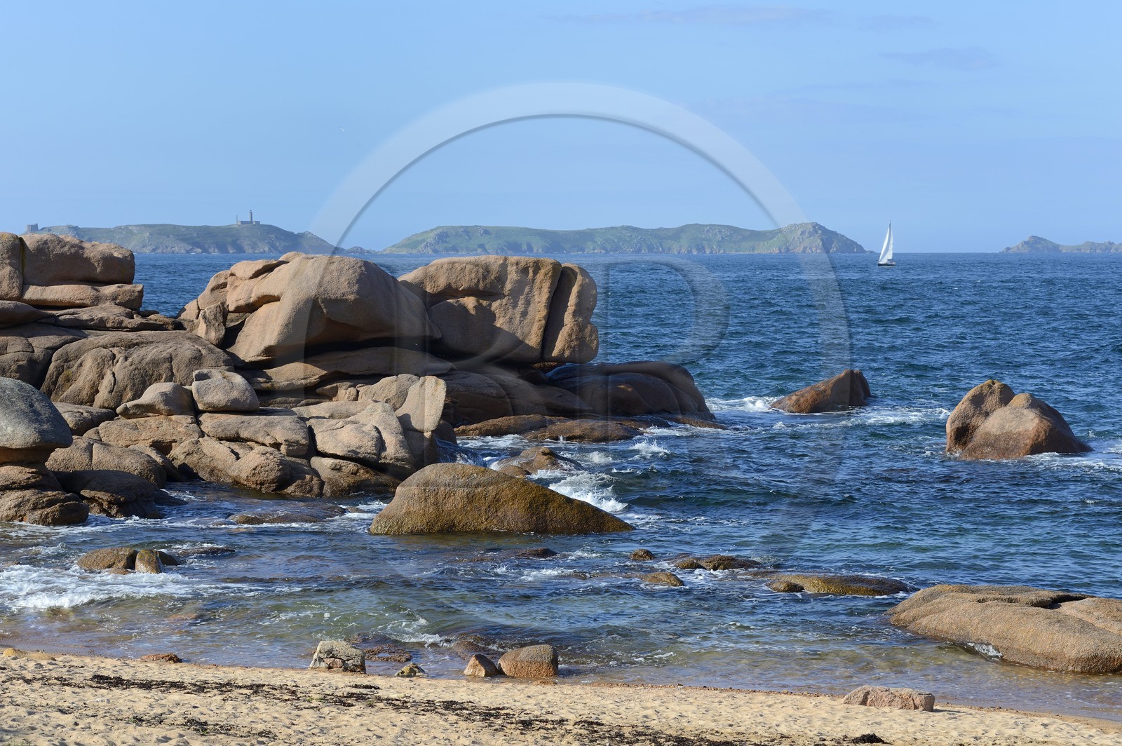 France, Côtes-d'Armor (22), Côte de Granit Rose, Perros-Guirec, Ploumanac'h, Ile Renote, l'archipel et réserve ornithologique de Sept-Iles en arrière plan France, Cotes-d'Armor, Cote de Granit Rose (the Pink Granite coast), Perros Guirec, Ploumanach, Renote island, the Sept-Iles Archipelago and bird sanctuary in the background