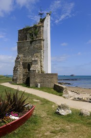 Royaume-Uni, Angleterre, Hampshire, Ile de Wight, Bembridge, restes de l'église de Sainte-Hélène (XIIème siècle) et en arrière plan le No Man's Land Fort construit entre 1867 et 1880 pour protéger Portsmouth