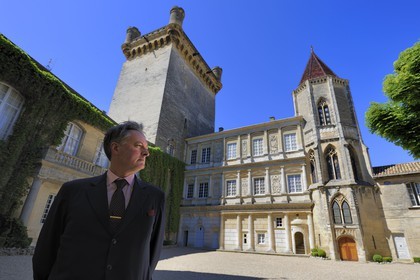 France, Gard (30), Uzès, classée ville d'art et d'histoire, château Ducal dit le Duché d'Uzès, classé monument historique, Monsieur le Duc d'Uzès dans la cour devant la Tour Bermonde
