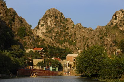Vietnam, province de Ninh Binh, village insulaire de Kenh Ga entouré de montagnes karstiques