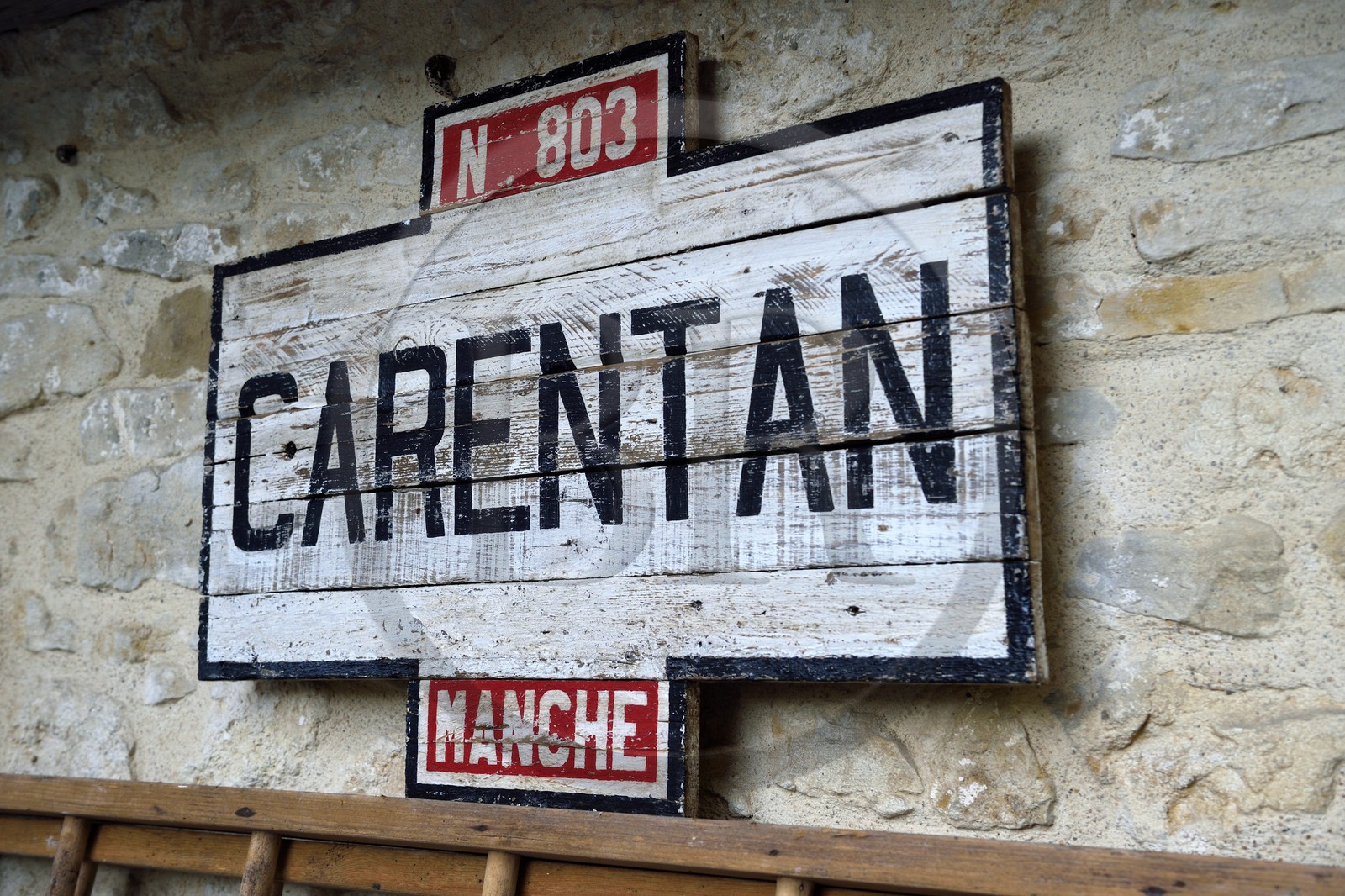 France, Manche (50), Carentan, L'Atelier, le café épicerie des années de guerre reconstitué par Sylvie et Jean-Marie Caillard, collectionneurs d'objets militaires et civils des années 1940, panneau d'entrée de la ville de Carentan en bois