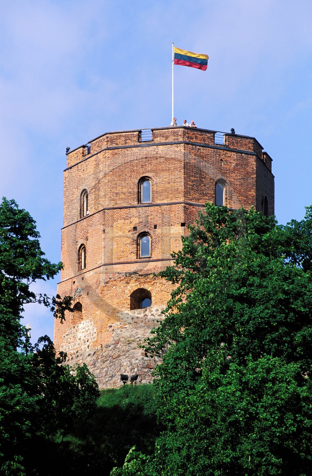 Lituanie (Pays Baltes), Vilnius, la tour du château de Gédymine domine la vieille ville
