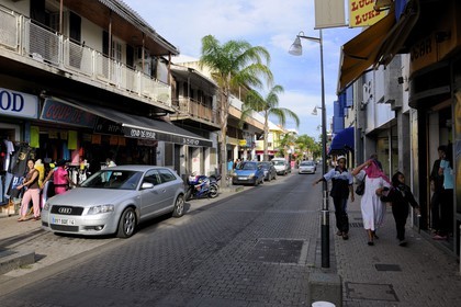 France, île de la Réunion, Saint-Pierre, femmes musulmanes voilées dans la rue principale