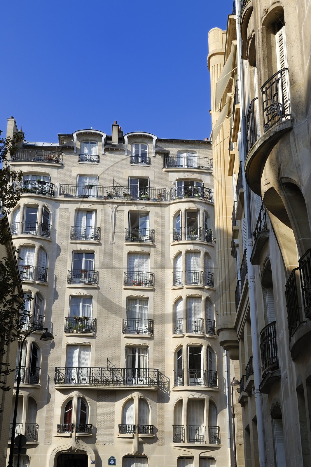 France, Paris (75), immeuble de l'ensemble dit de la rue Moderne autour de la rue Agar de style Art Nouveau par Hector Guimard
