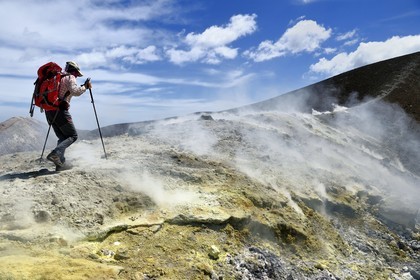 Italie, Sicile, iles Eoliennes, classées Patrimoine Mondial de l'UNESCO, ile de Vulcano, randonneurs dans l'ascension du cratère du volcan della Fossa à travers les fumerolles soufrées