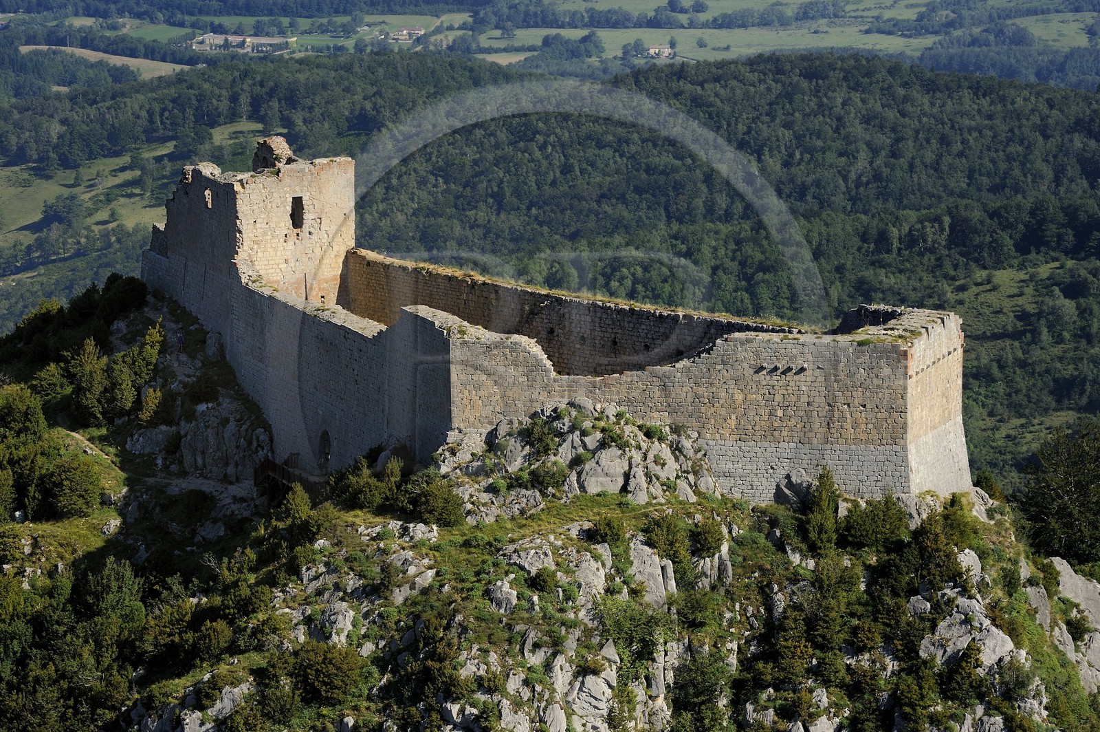 France, Ariège (09), Pays d' Olmes, château cathare de Montségur perché sur un pog et les Pyrénées (vue aérienne)