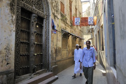 Tanzanie, archipel de Zanzibar, île de Unguja (Zanzibar), ville de Zanzibar, quartier Stone Town, classé Patrimoine Mondial de l' UNESCO, une porte de type indienne de la vieille ville dans le quartier de Shangani