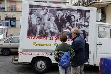 France, Hérault (34), Sète, le restaurant Les Amis de Georges Brassens en affiche sur une camionnette