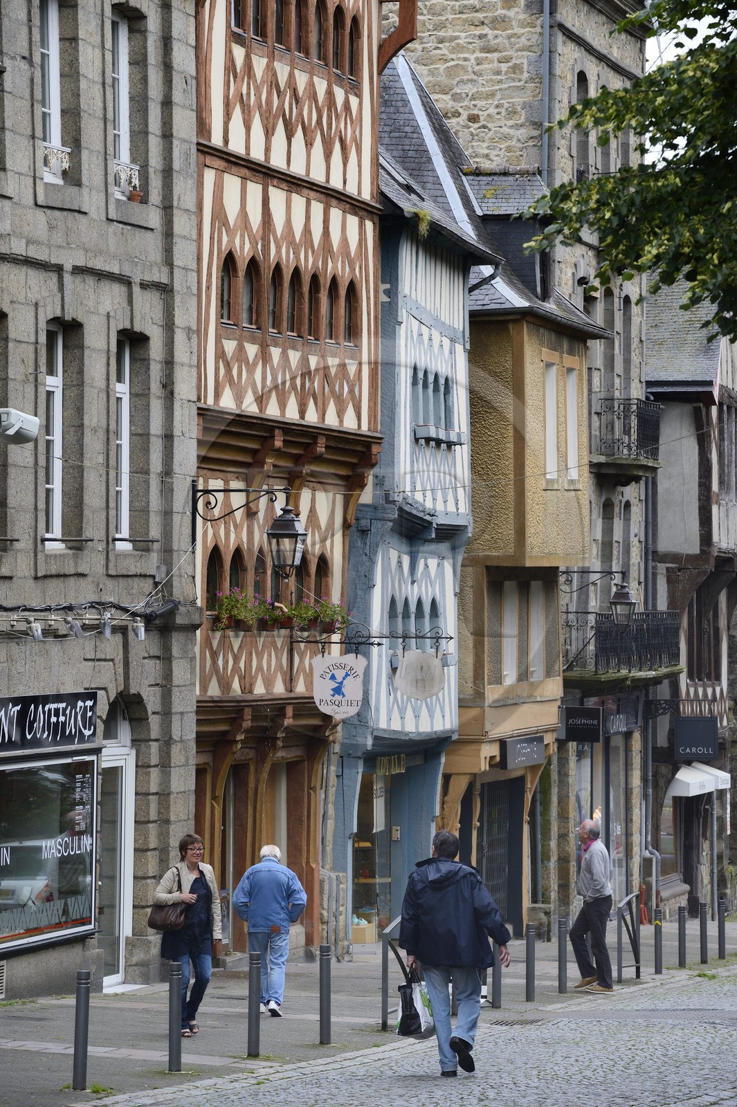 France, Côtes-d'Armor (22), Guingamp, pâtisserie Pasquiet, une des maisons à colombage de la Place du Centre