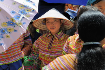 Vietnam, province de Lao Cai, région de Bac Ha, marché de Can Cau, jeune fille de la minorité Hmong Fleur
