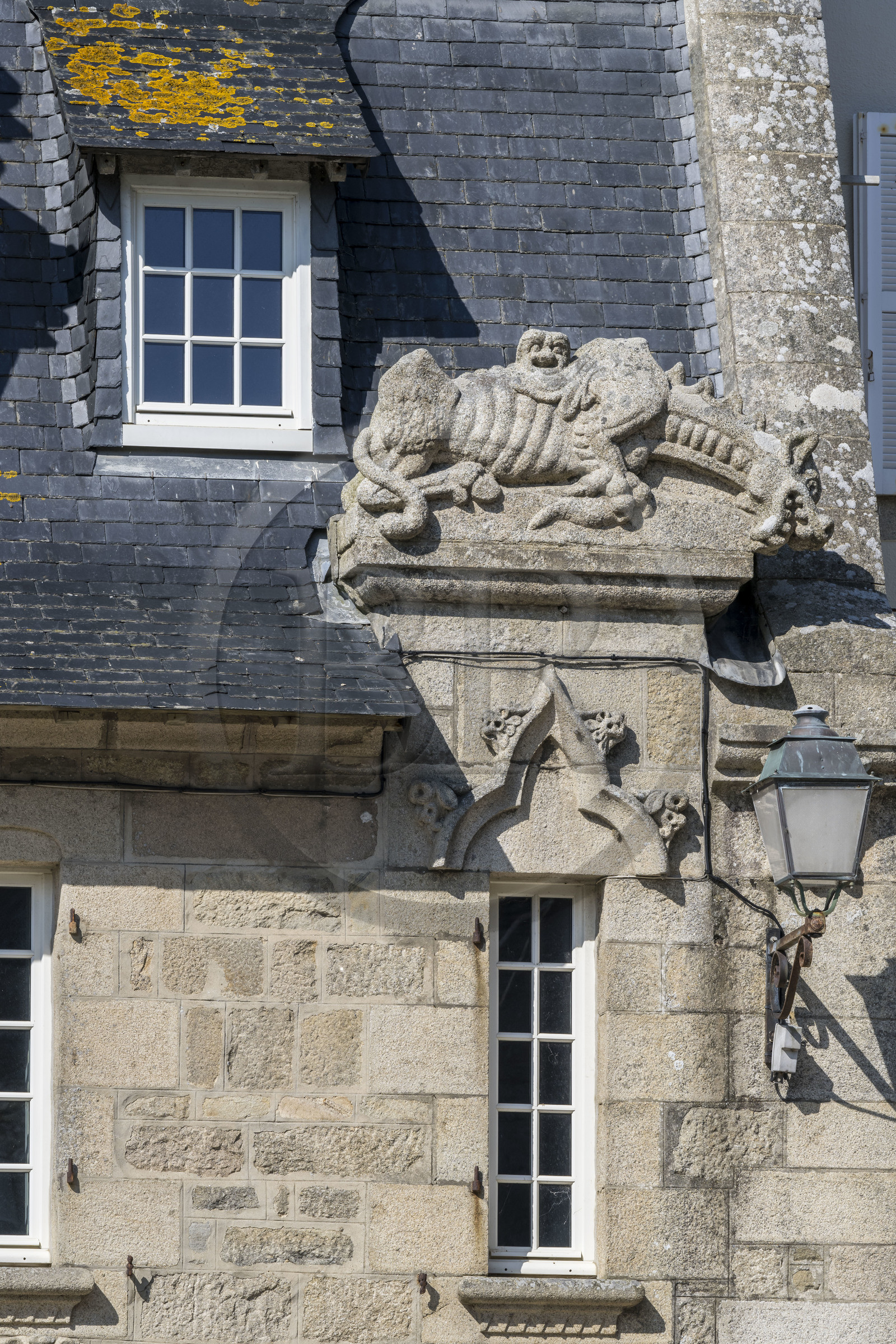 France, Finistère (29), Roscoff, lucarne sculptée d'une ancienne maison d'armateur