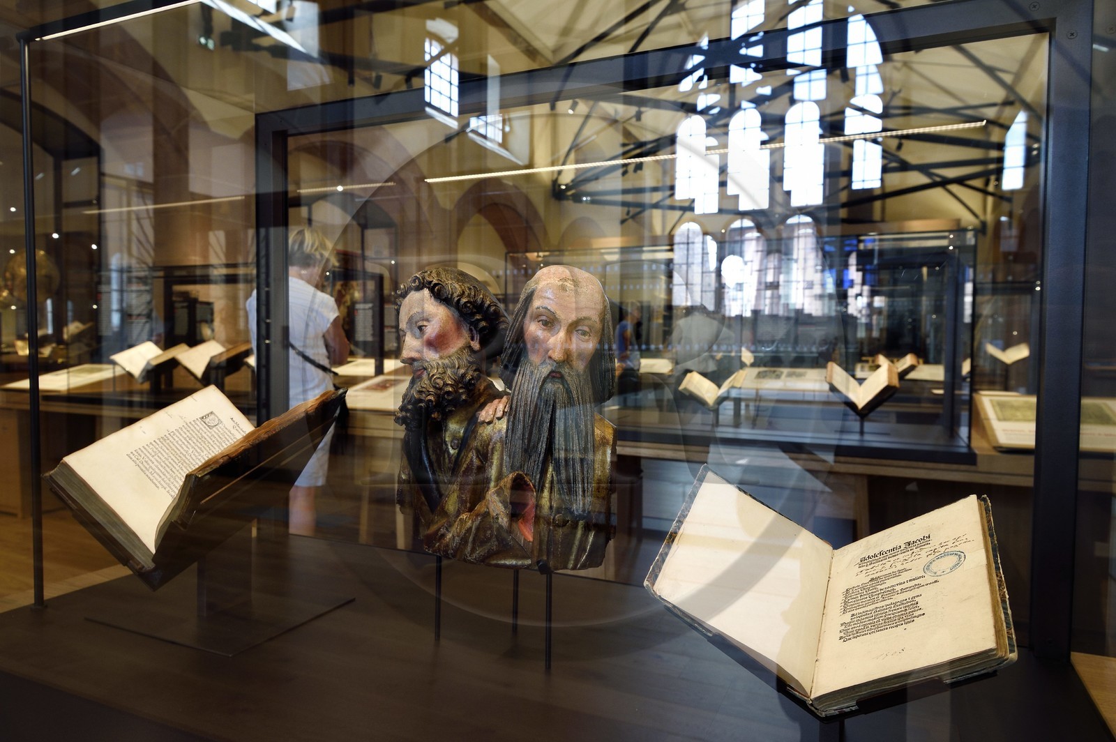 France, Bas-Rhin (67), Selestat, la Bibliothèque humaniste réaménagée par l'architecte Rudy Ricciotti, provenant à l'origine de la bibliothèque personnelle de Beatus Rhenanus (1485-1547), deux apotres en buste (16ème siècle)