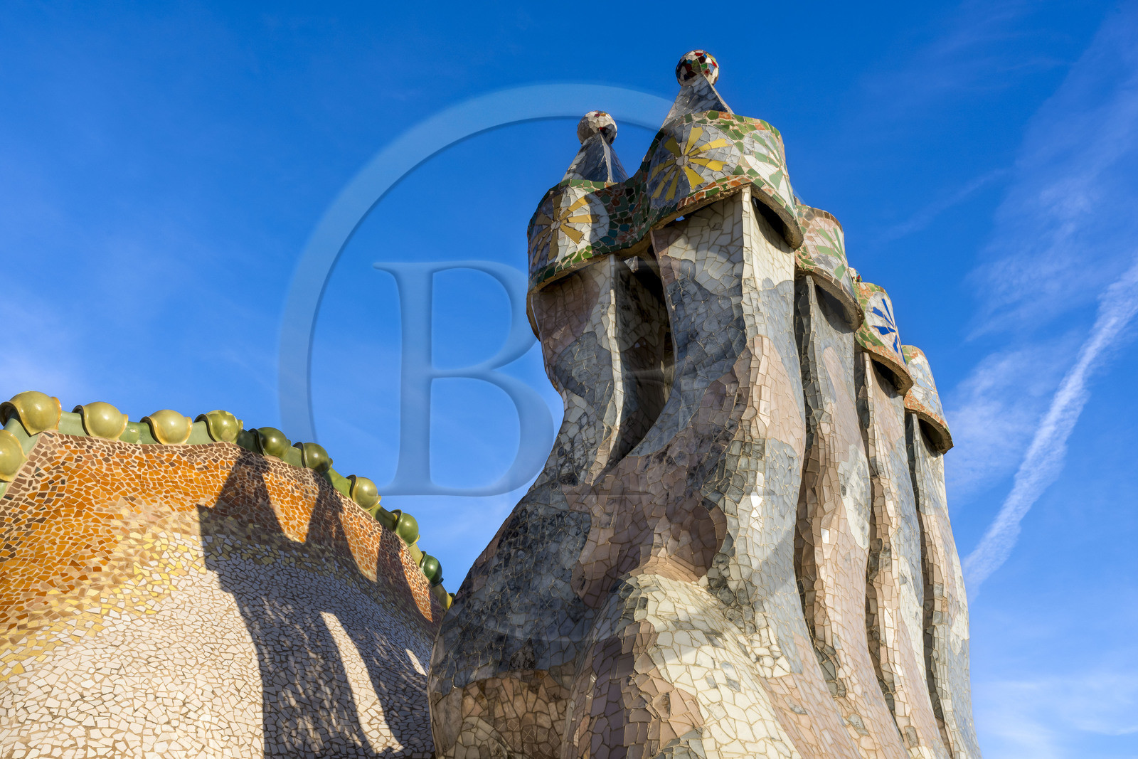 Espagne, Catalogne, Barcelone, quartier de l'Eixample, Passeig de Gracia, Casa Batllo de l'architecte du modernisme catalan Antoni Gaudi, site classé au Patrimoine Mondial de l'UNESCO, cheminées et toiture suggérant l'échine du dragon