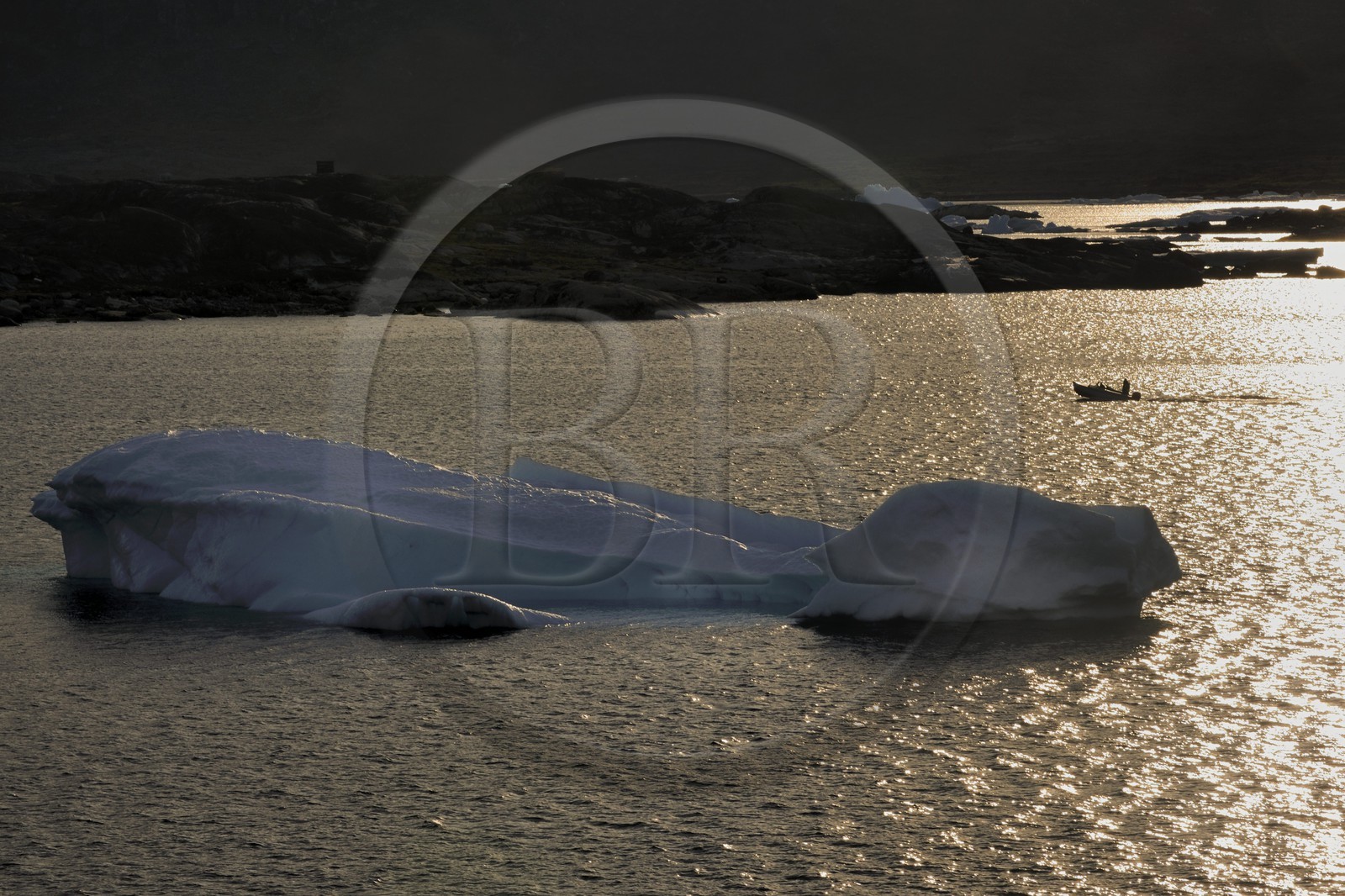 Groenland, fjord de Nanortalik au sud du pays, bateau progressant entre les icebergs